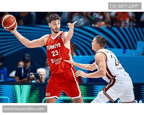 马龙称申京如约基奇般成为球队进攻核心角色展现出色表现